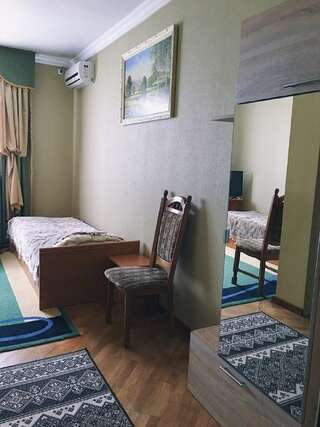 Отель Lemon Дрогобыч Двухместный номер с 2 отдельными кроватями и ванной комнатой-1